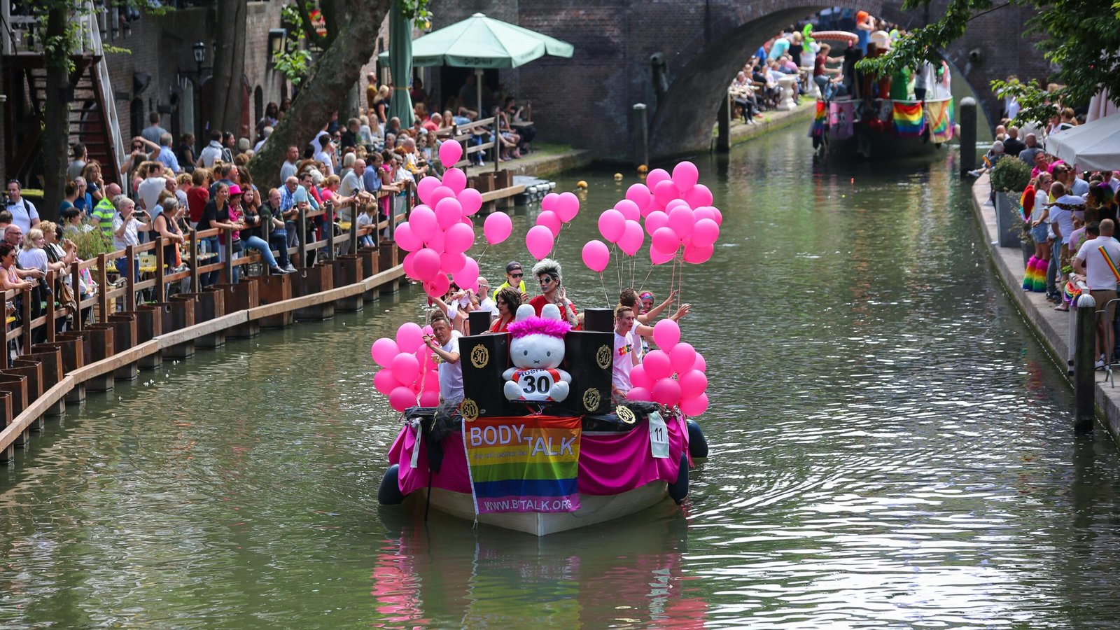 You are currently viewing Utrecht Travel: Explore Historic Canals and Lively Culture