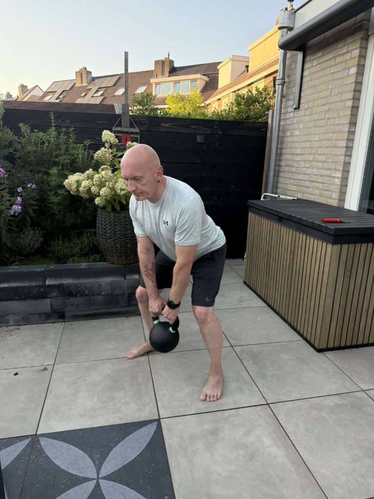Henk van Schaik doet een kettlebell deadlift tijdens krachttraining