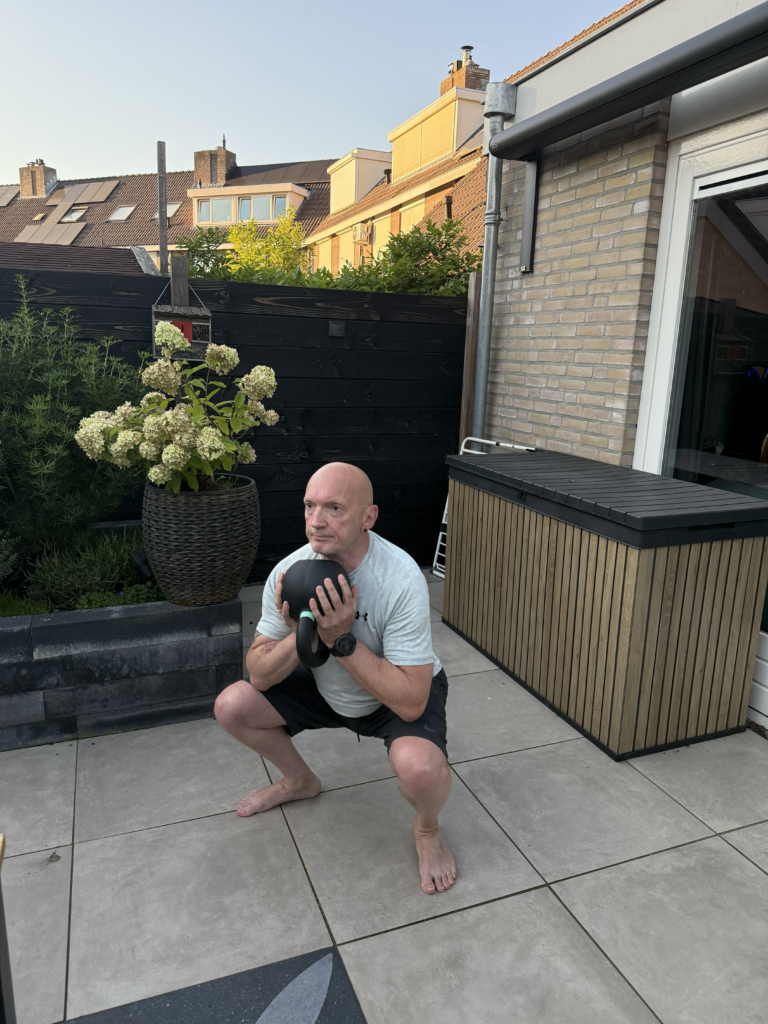 Henk van Schaik tijdens een goblet squat met kettlebell