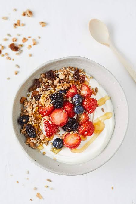 Griekse yoghurt met fruit als eiwitrijk ontbijt