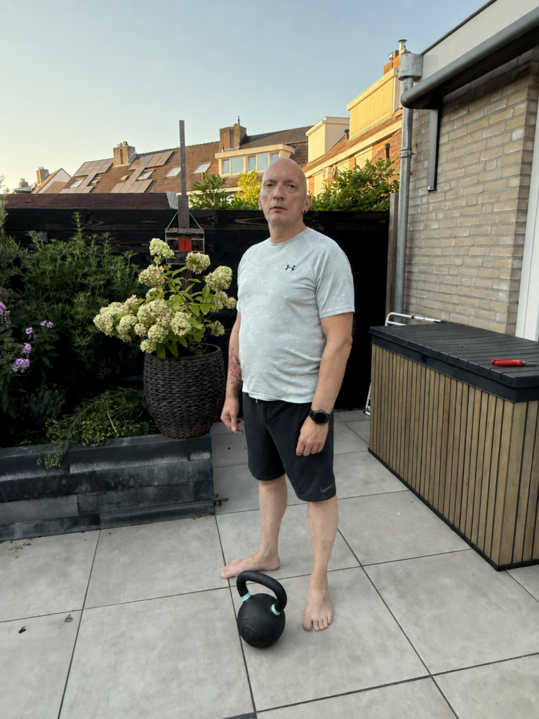 Henk van Schaik met kettlebell tijdens training