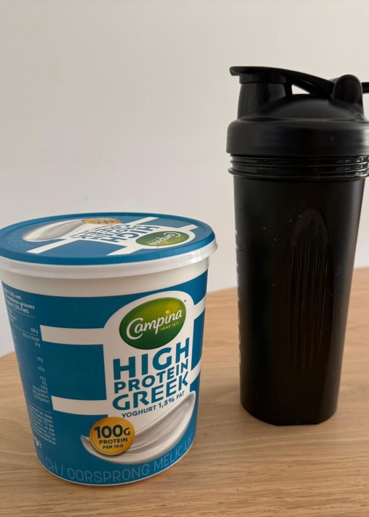 Eiwitrijke Griekse yoghurt naast een shakebeker