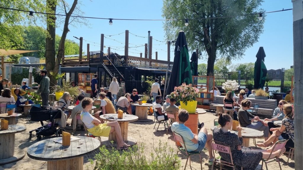 Mensen samen op een zonnig terras als voorbeeld van sociale contacten en actief leven.