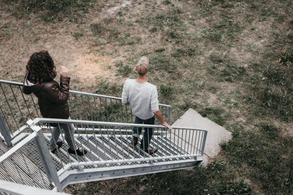 benen trainen na je 50e: 50-plussers lopen een trap op tijdens een wandeling voor sterke benen